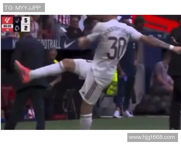 马斯坦托诺禁区内被断球后顽强拼抢对抗展现无限斗志